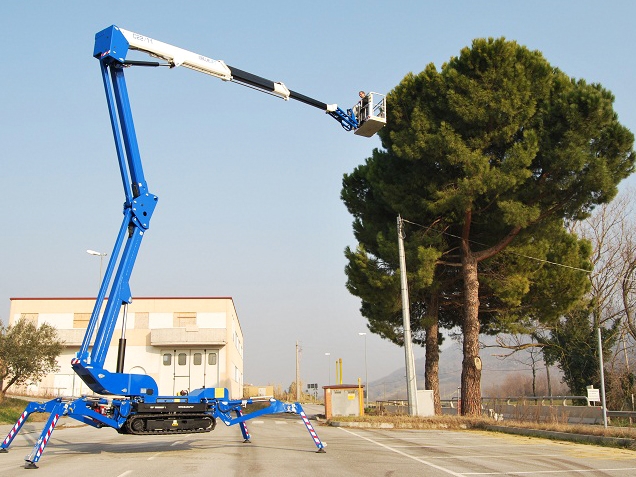 85 ft Crawler Atrium Lift - Bluelift B85